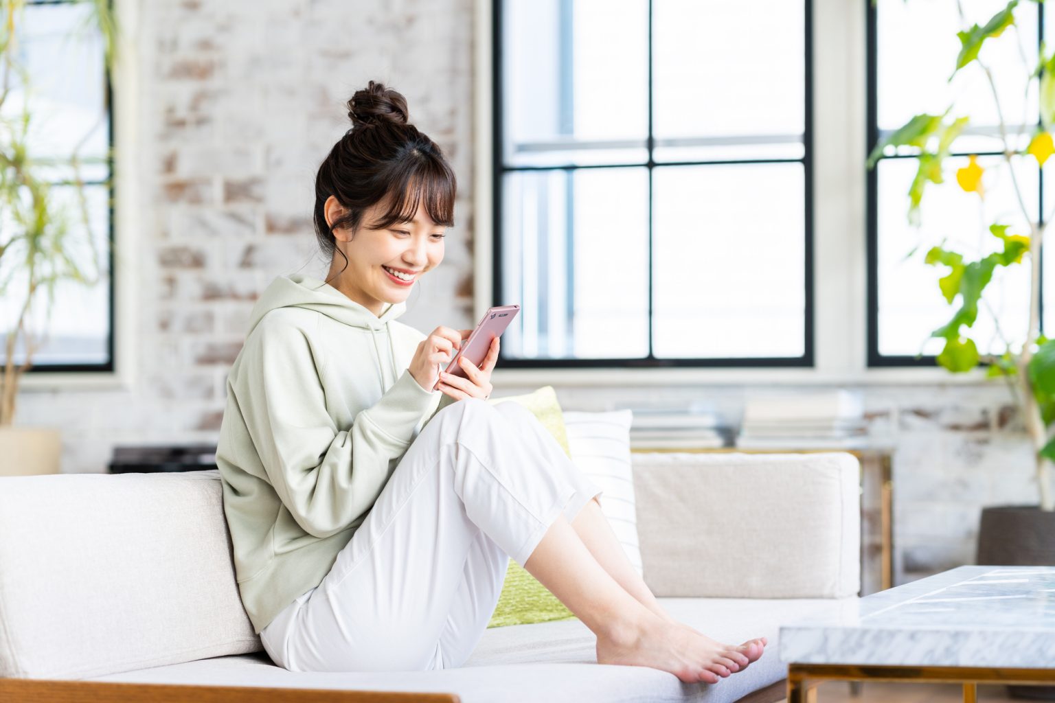 携帯を見る女性
