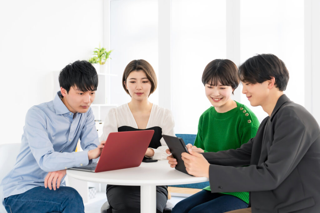 話し合う若者グループ