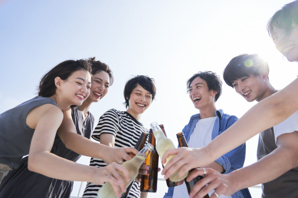 野外で若者が乾杯する様子
