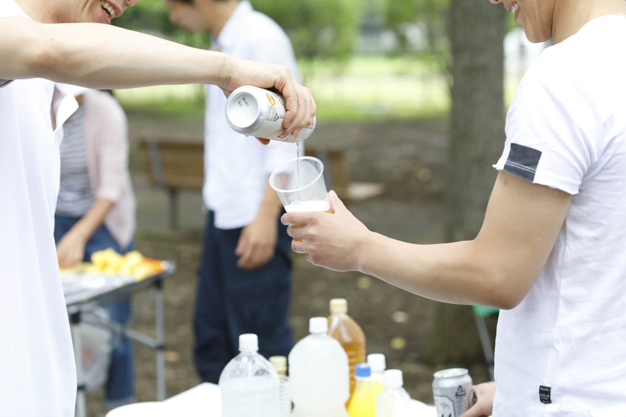 野外イベントでビールを注ぐ様子