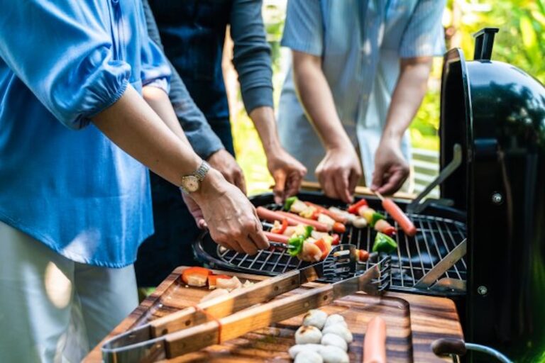 屋外のグリルでBBQを焼く様子