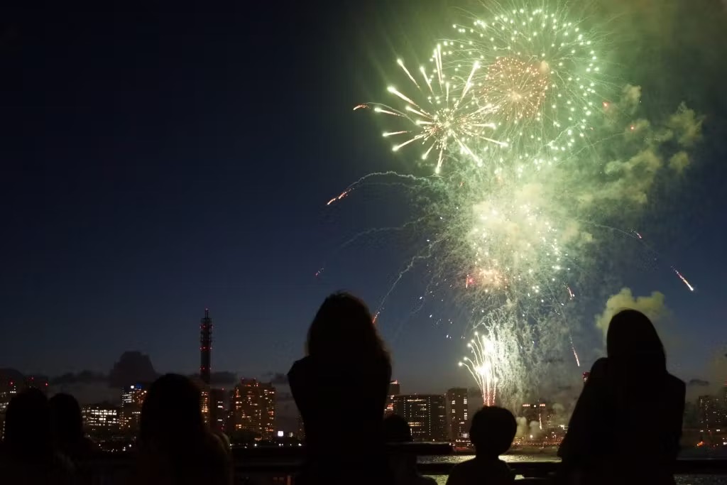 打ち上げ花火を見る親子