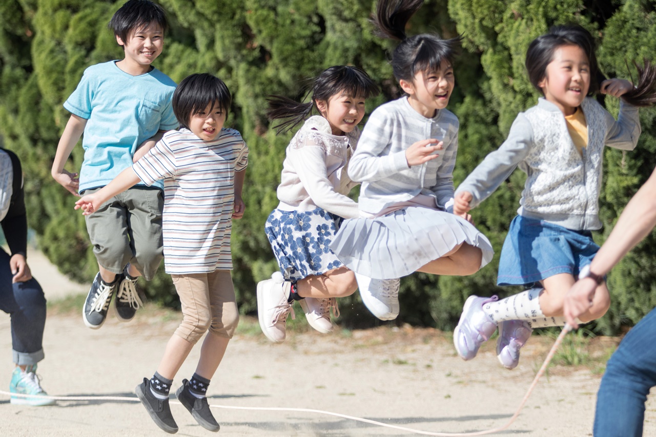 子どもたちが縄跳びで遊ぶ様子