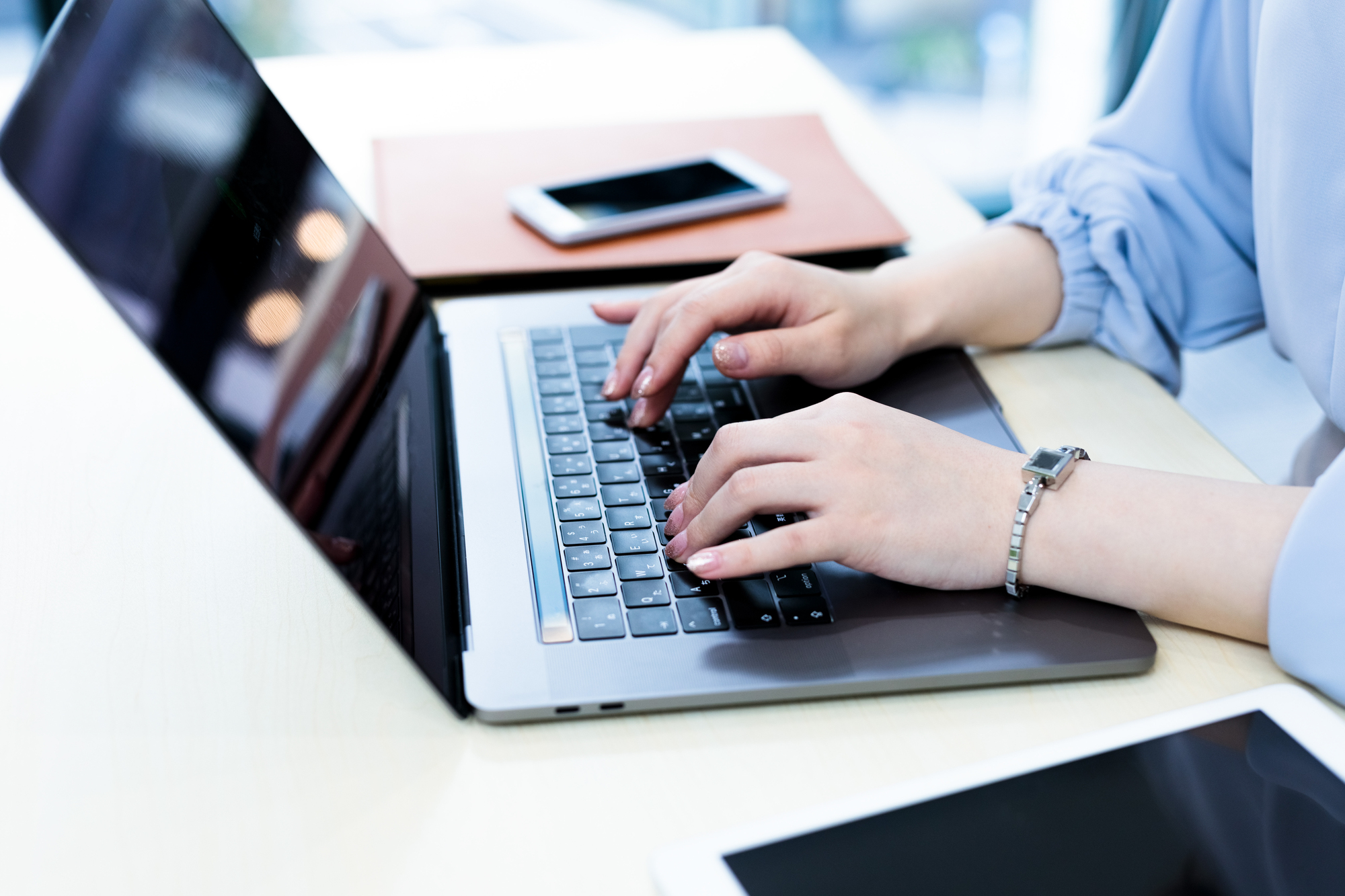 パソコンを使う女性