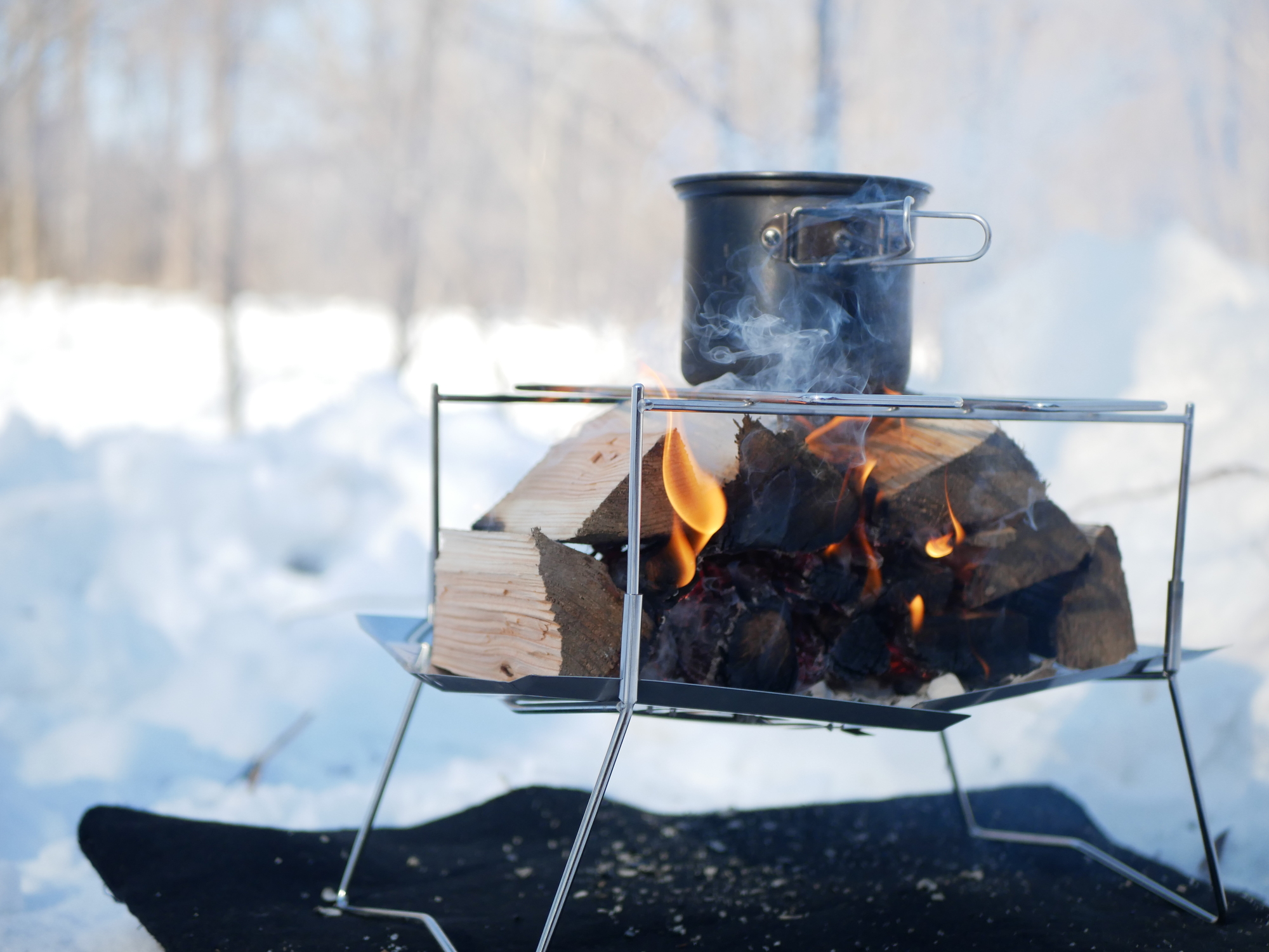 雪の中で暖をとる