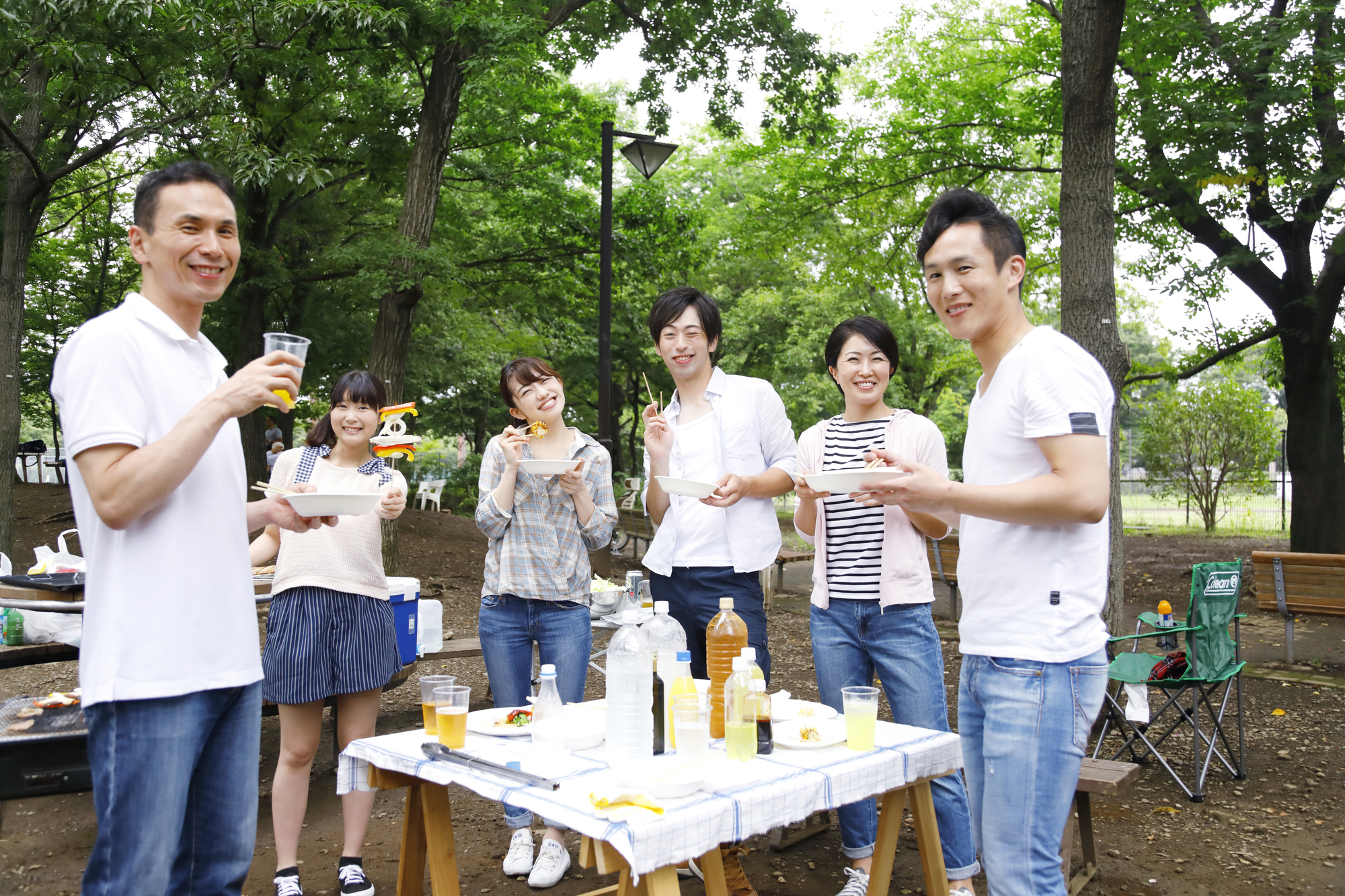 野外でBBQをする人たち