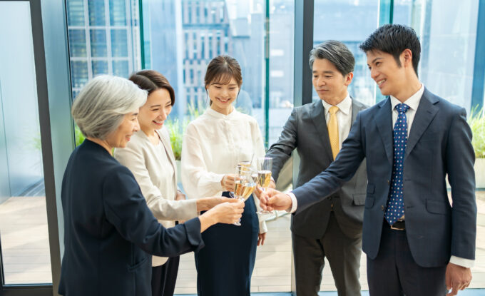 職場の人たちと乾杯