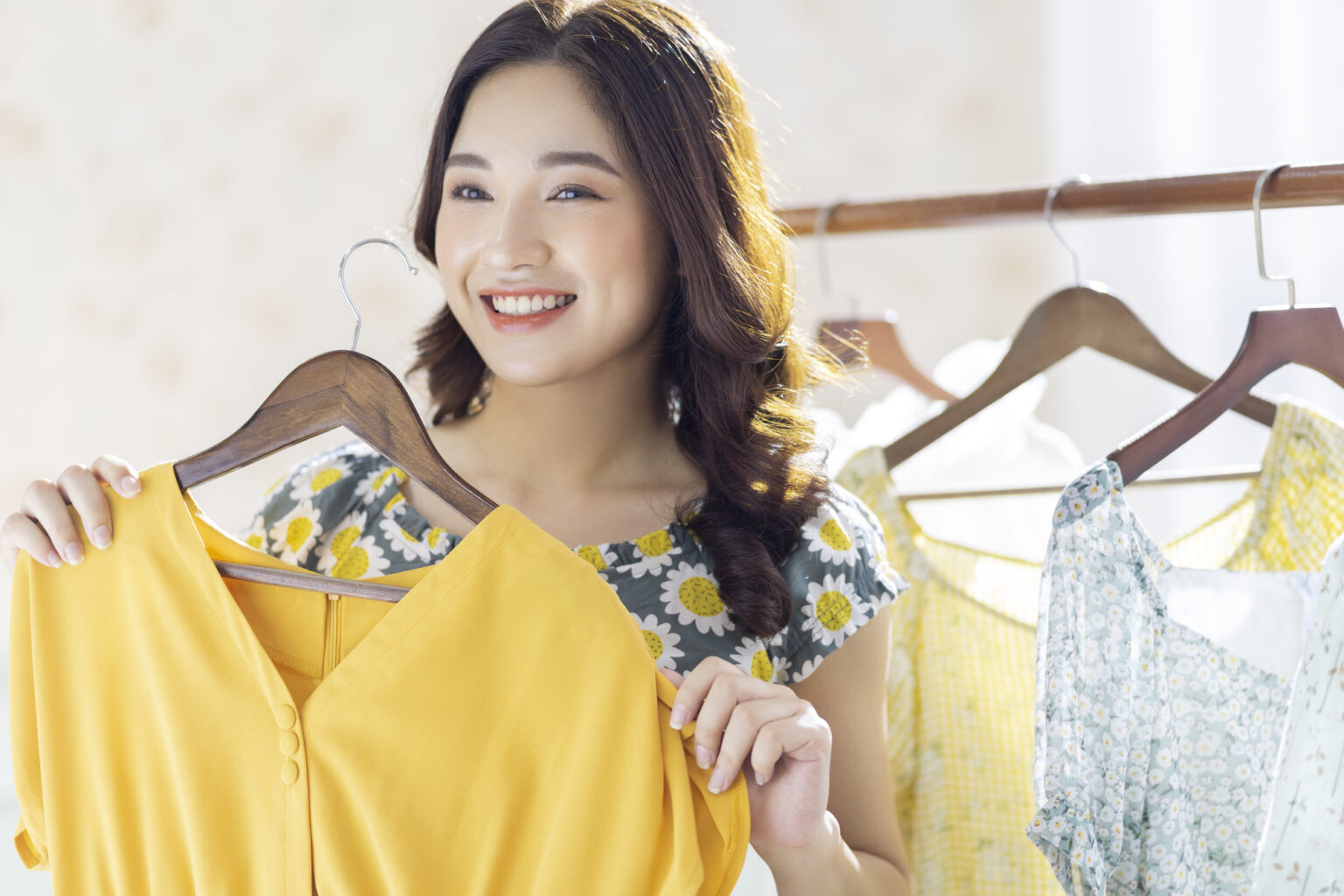 洋服を合わせる女性