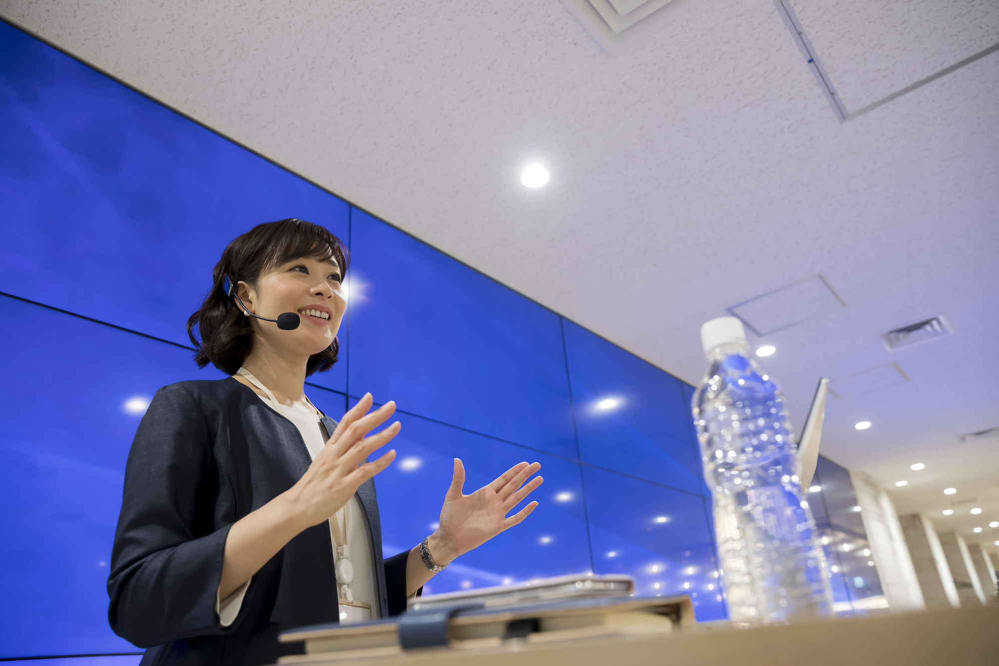 プレゼンをする女性