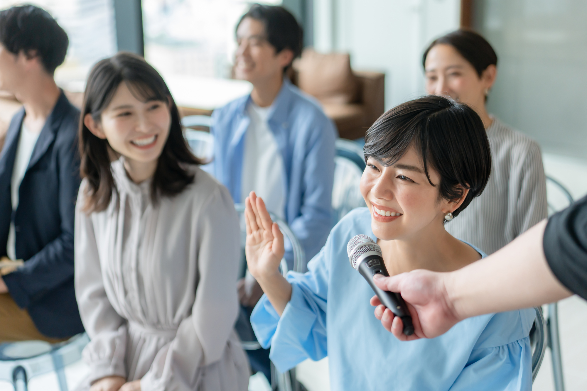 質問をする女性