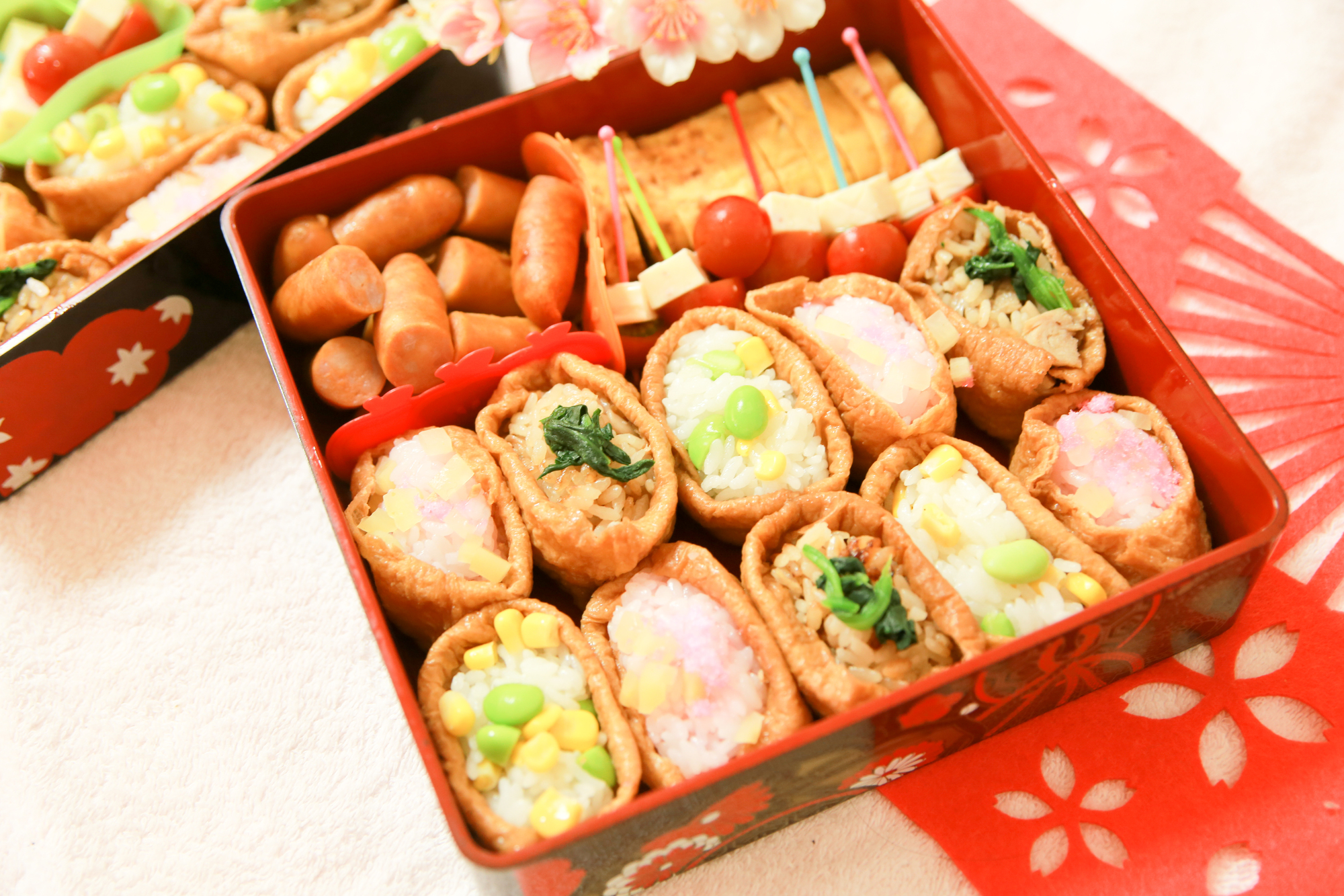 いなり寿司が入ったお弁当