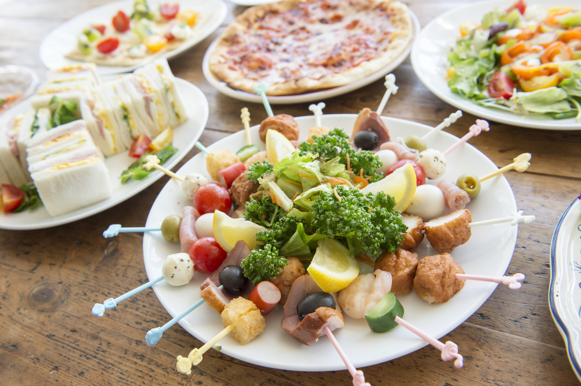 串に刺さったおつまみや食事