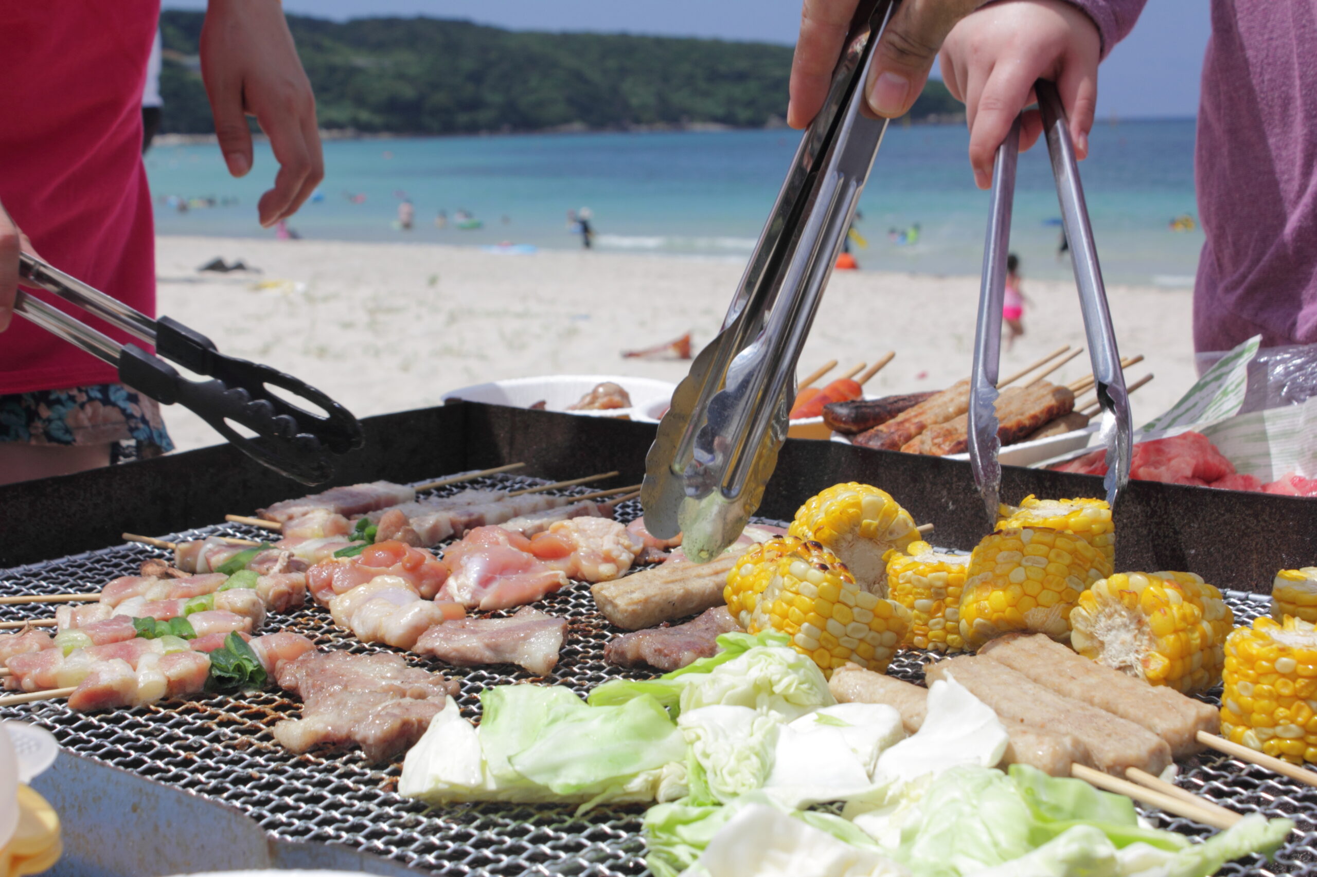 海辺でBBQをする