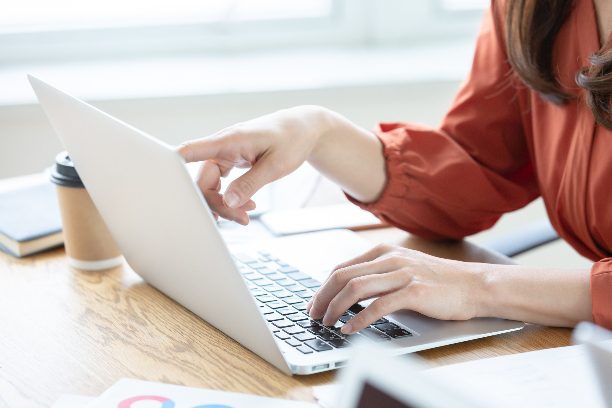 パソコンで確認する女性