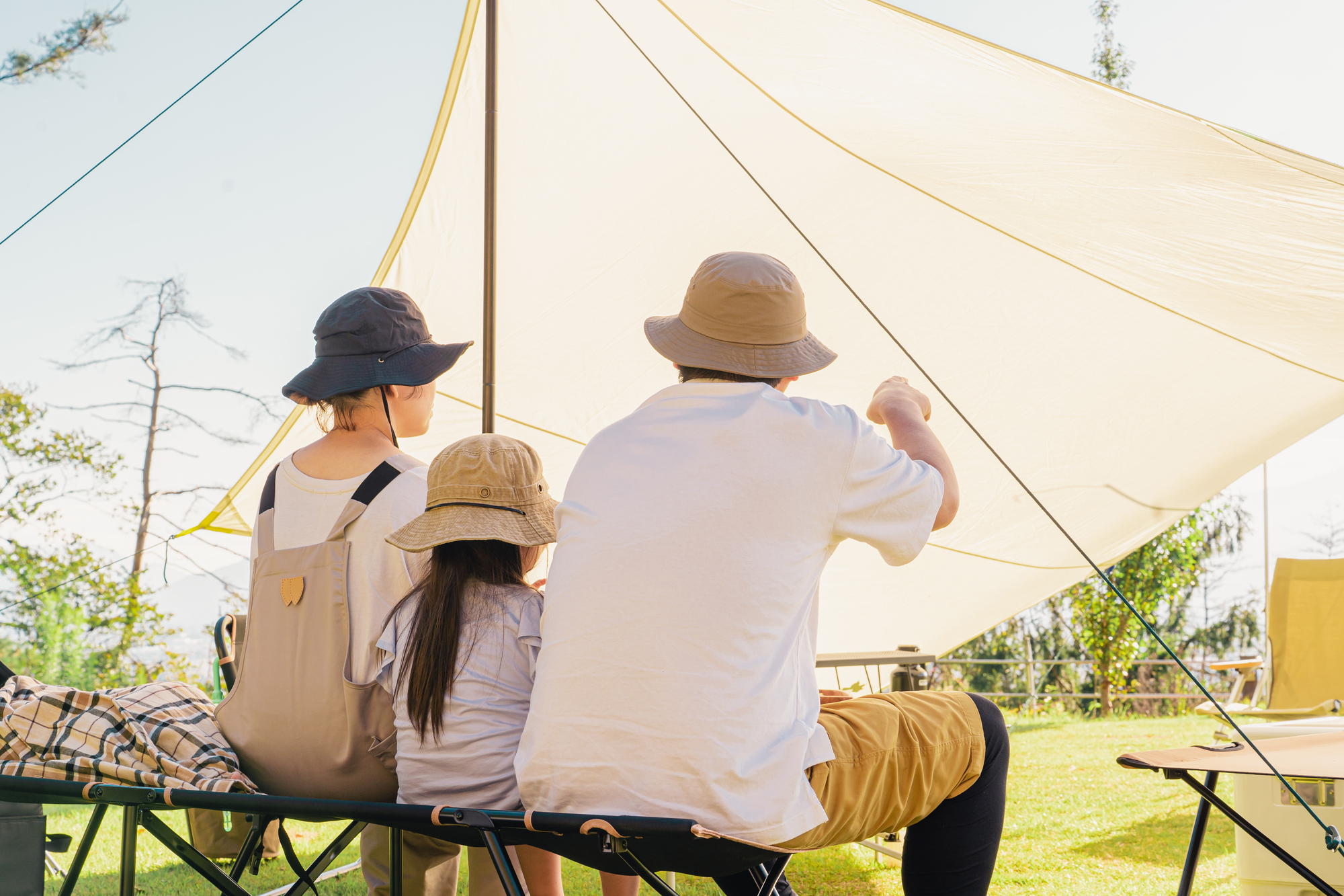 テントの下で休む家族