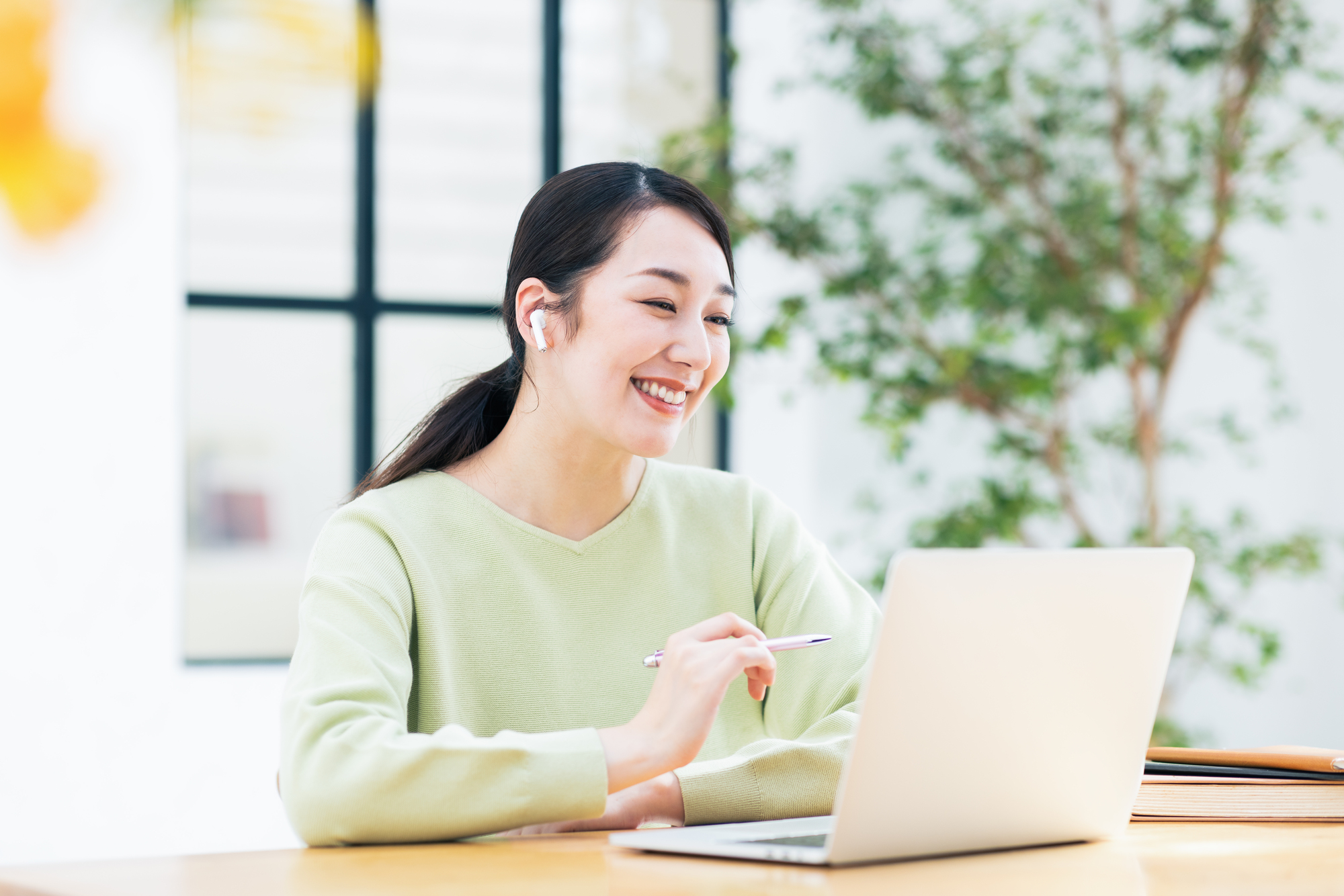 オンライン上で話す女性