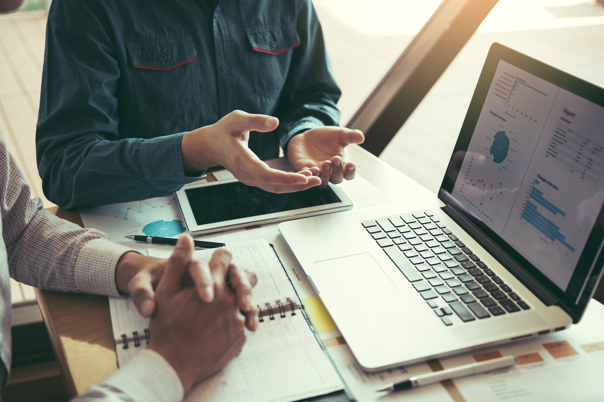 パソコンの前で打ち合わせする人