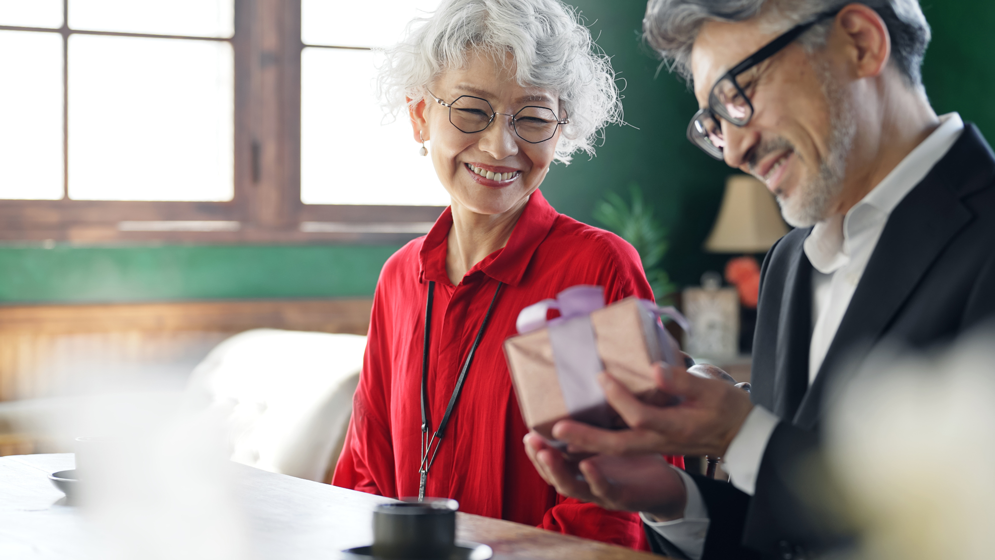 老夫婦がプレゼントを交換する様子