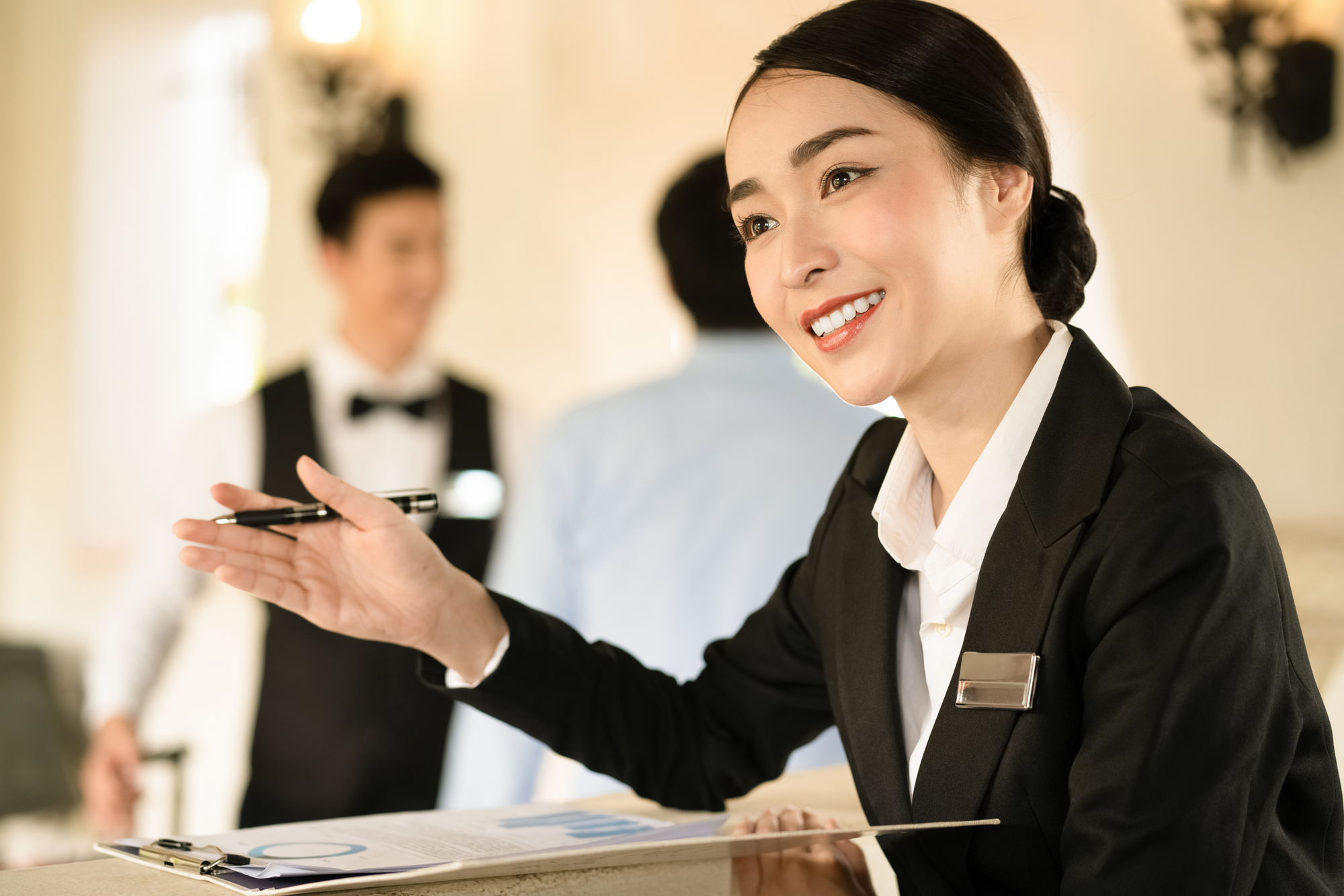 案内するスタッフ