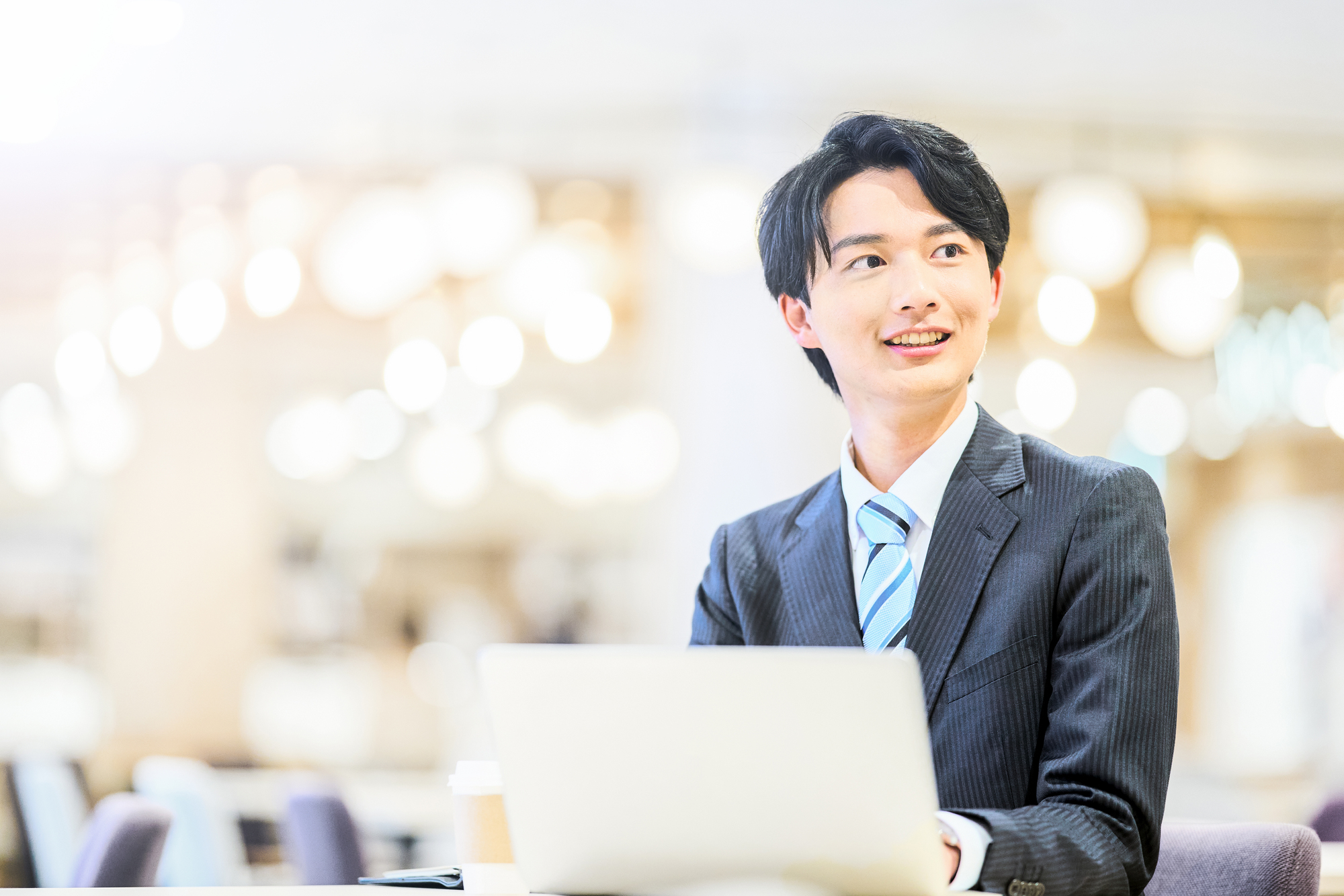 パソコンで事務作業をする男性