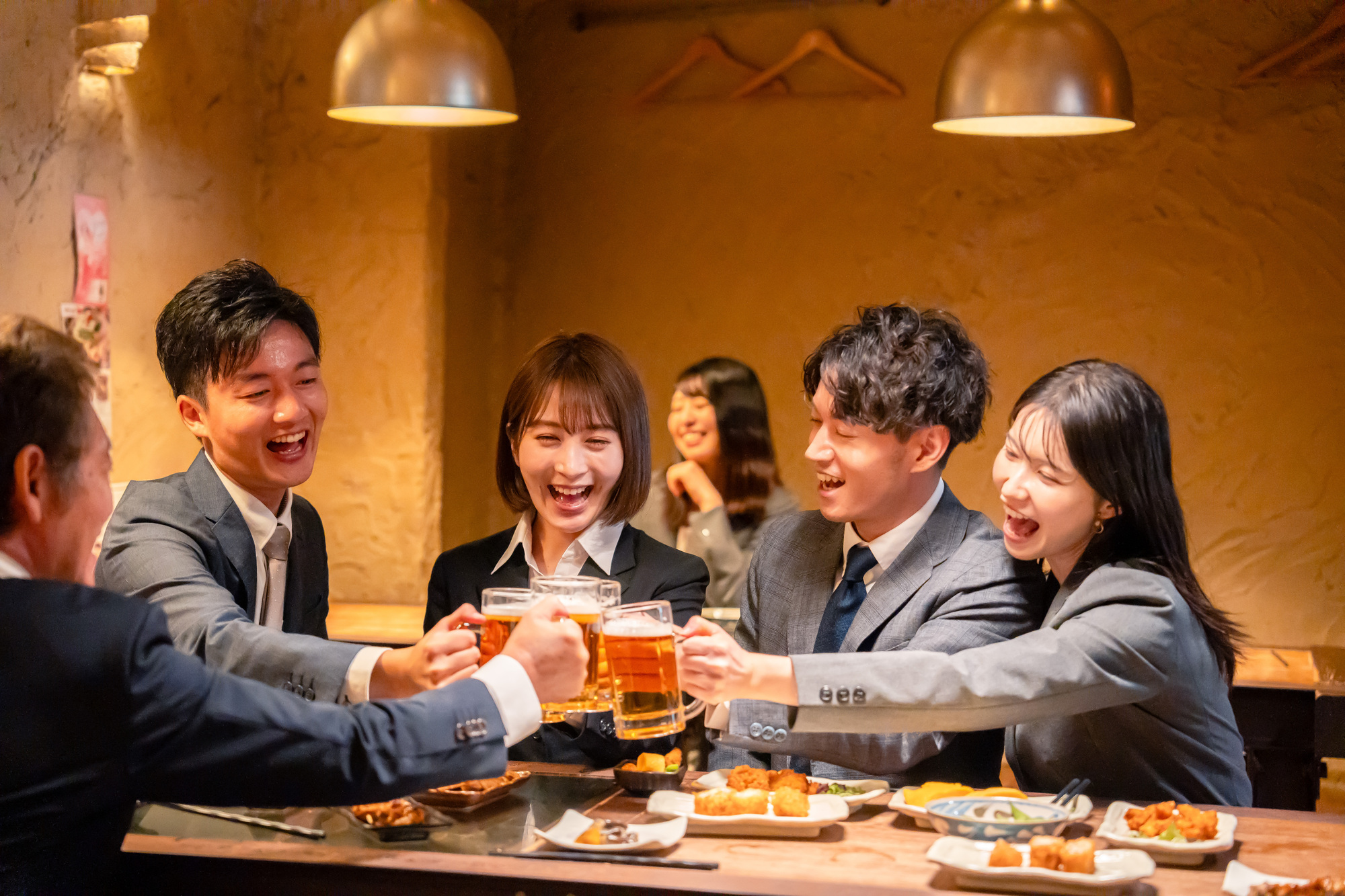 若い社員が乾杯する