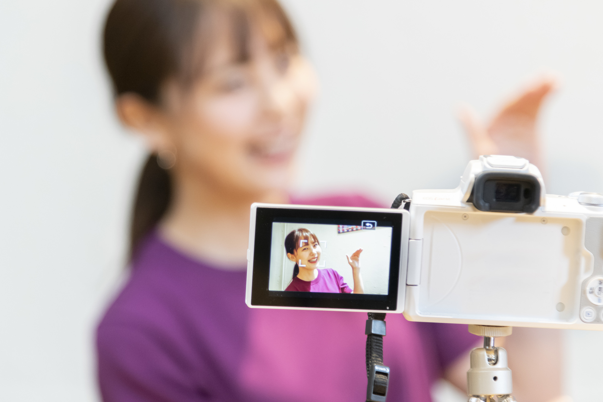 女性をカメラで映イメージ