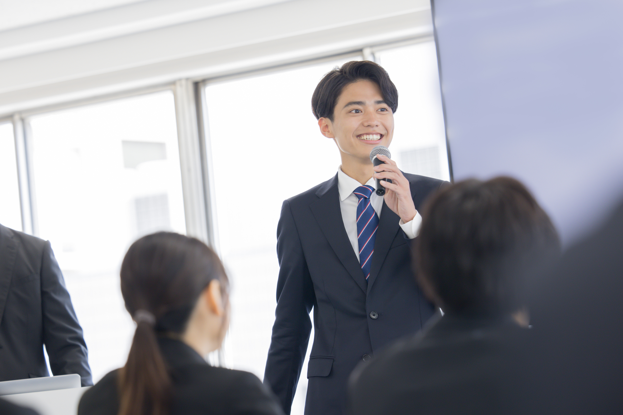 新入社員が前で話す様子