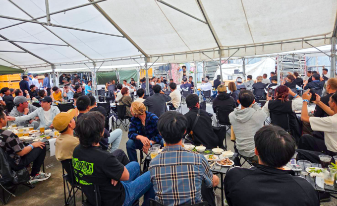 盛り上がる社員