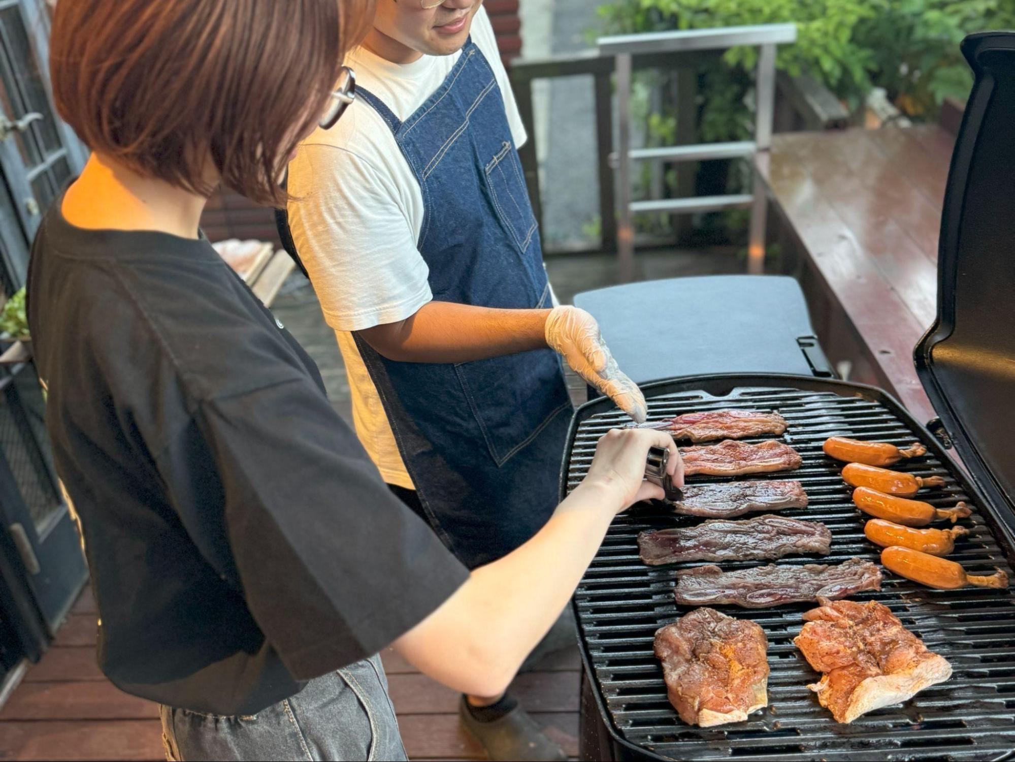 BBQでお肉を焼く