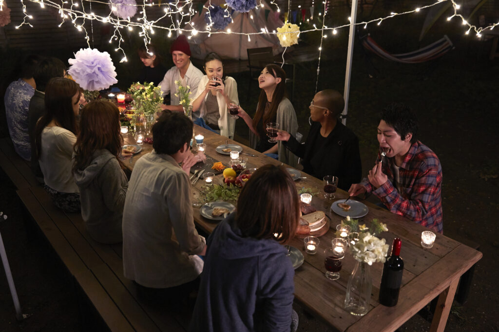 夜の屋外で開催するBBQ大会のイメージ