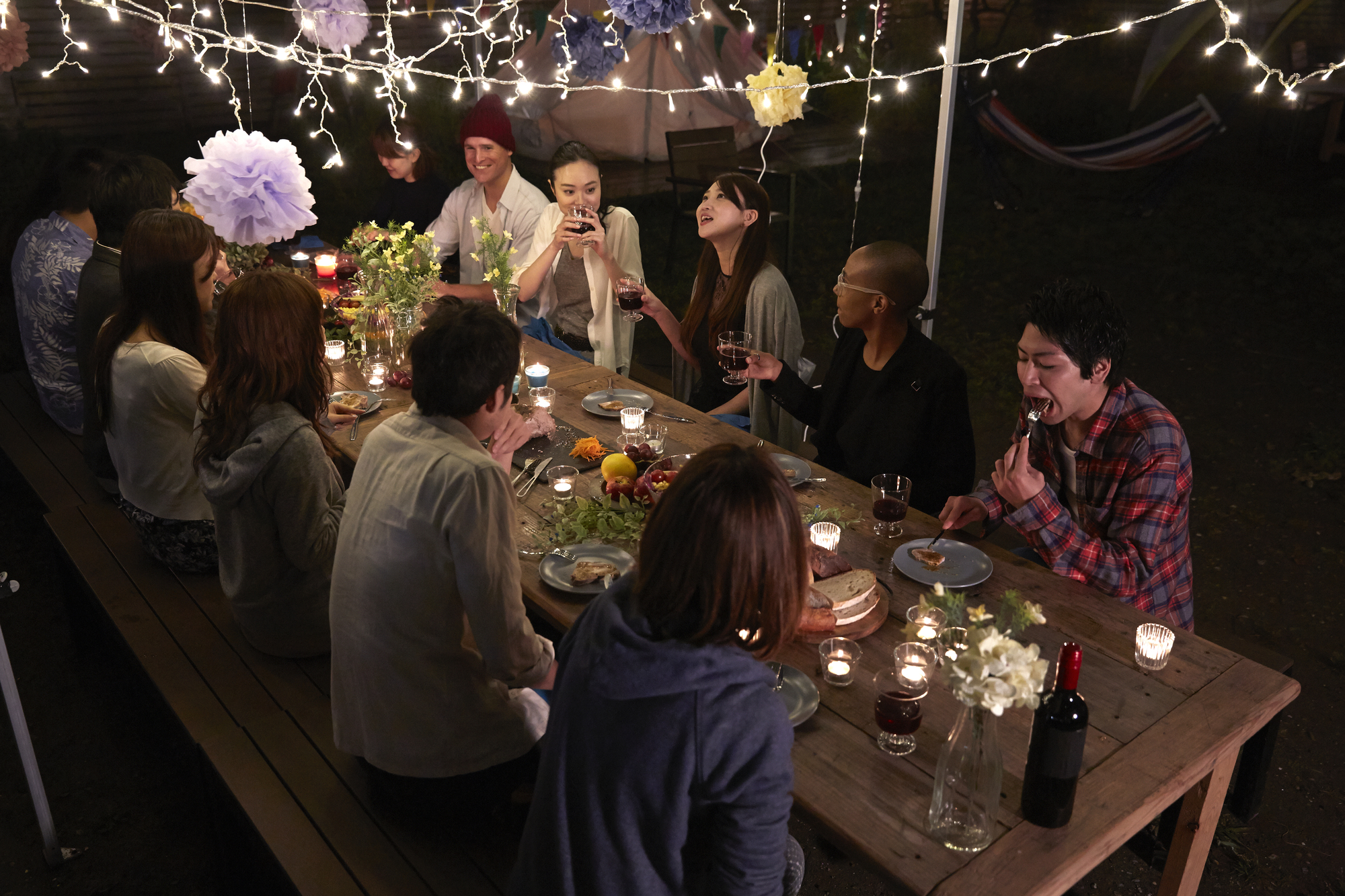 夜の野外で食事会
