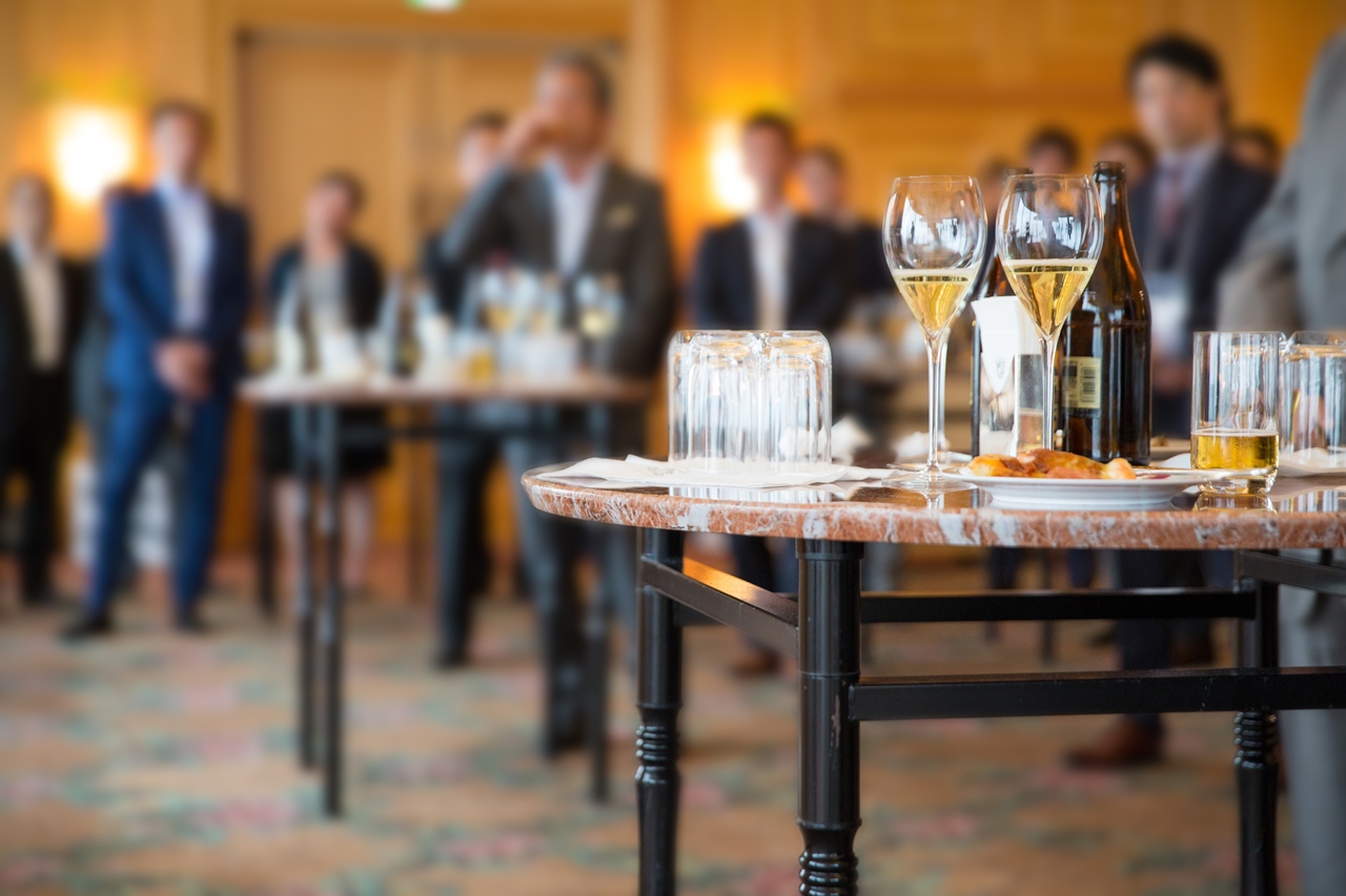 立食パーティーのイメージ