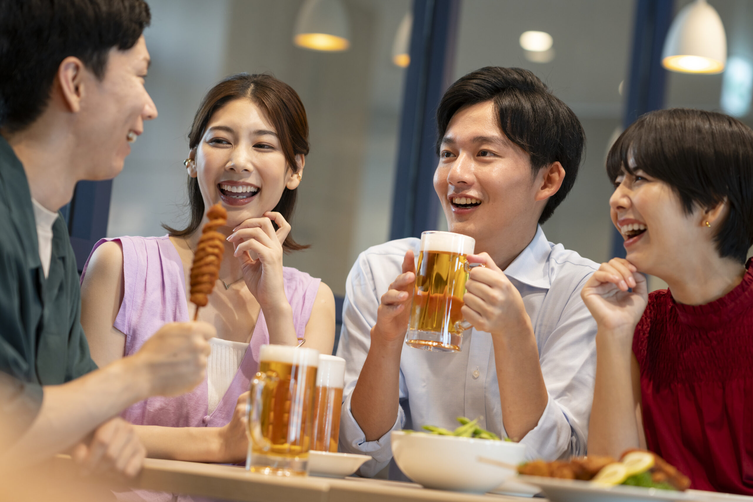 飲みながら楽しく話す